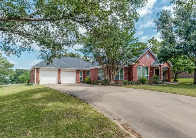 Homes for sale in Bellville, TX | 104 Douglas Dr, Bellville, TX 77418 | MLS# 36301054