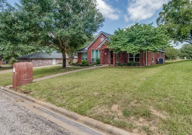 Homes for sale in Bellville, TX | 104 Douglas Dr, Bellville, TX 77418 | MLS# 36301054
