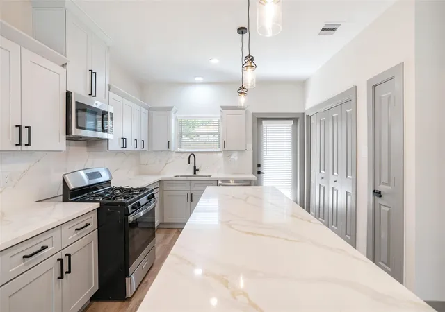 4th image of 9920 Dipping Woods St, Houston, TX 77076 | MLS# 13026900