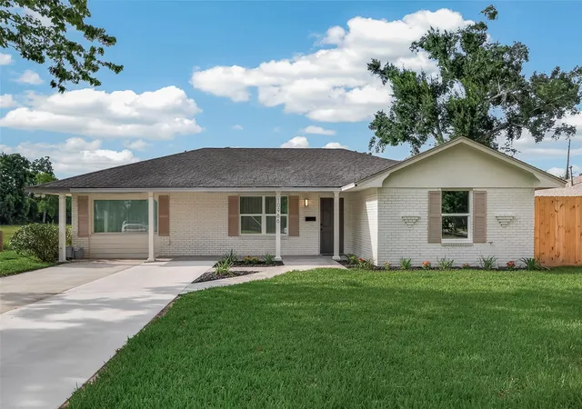 Photo 1 of Single family home for sale at 10966 Shadow Wood Dr, Houston, TX 77043 | MLS# 75988775 | Listing updated on 2026-08-28