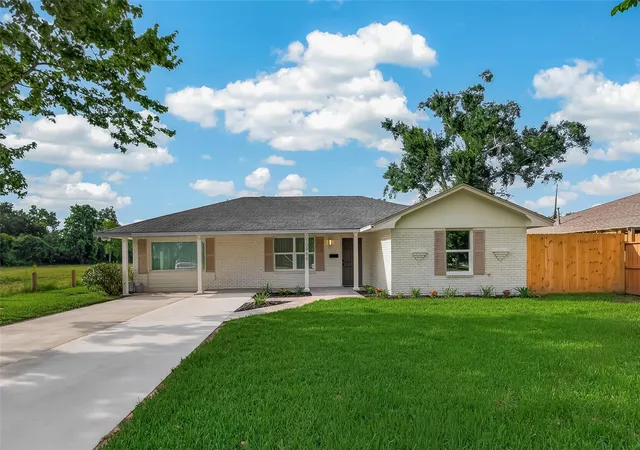 Photo 2 of Single family home for sale at 10966 Shadow Wood Dr, Houston, TX 77043 | MLS# 75988775 | Listing updated on 2026-08-28