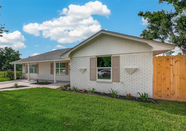 Photo 3 of Single family home for sale at 10966 Shadow Wood Dr, Houston, TX 77043 | MLS# 75988775 | Listing updated on 2026-08-28