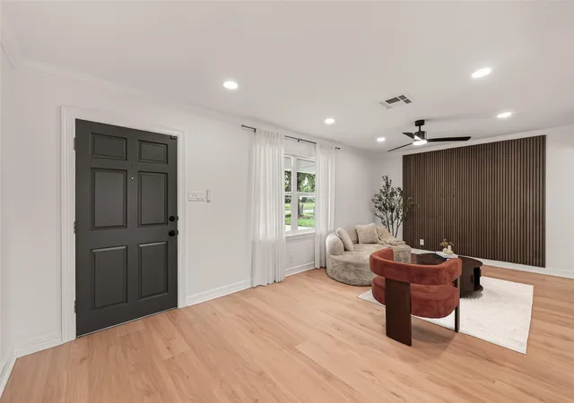 Photo 4 of Single family home for sale at 10966 Shadow Wood Dr, Houston, TX 77043 | MLS# 75988775 | Listing updated on 2026-08-28