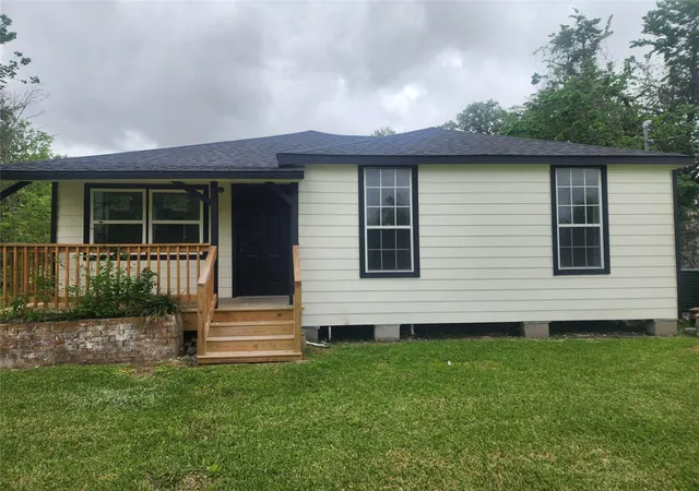1st image of 839 Yaupon St, Clute, TX 77531 | MLS# 66786134
