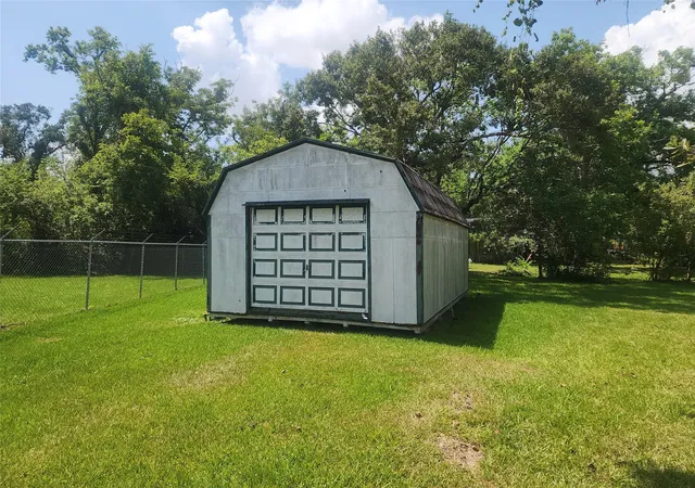 2nd image of 839 Yaupon St, Clute, TX 77531 | MLS# 66786134