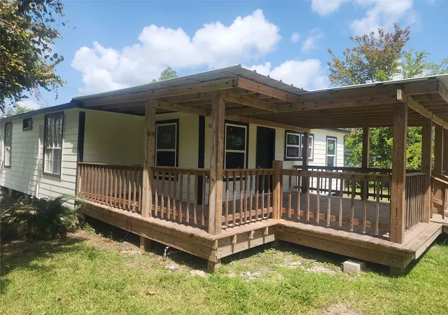 3rd image of 839 Yaupon St, Clute, TX 77531 | MLS# 66786134