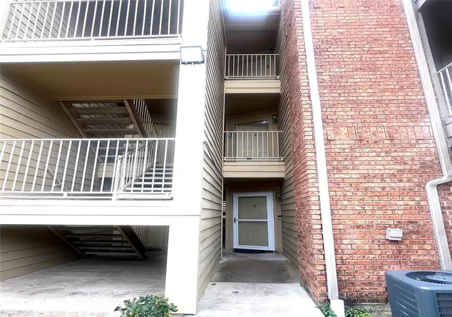 Photo 4 of Condominium at 11201 Lynbrook Dr #3828, Houston, TX 77042 | MLS# 52456870 | | Sold on 2025-04-28