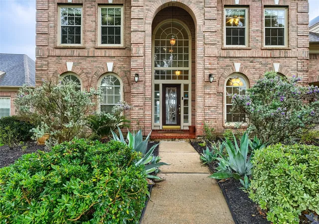 2nd image of 5906 Indian Hills Ln, Sugar Land, TX 77479 | MLS# 33133894
