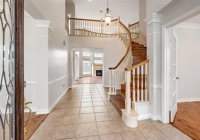 4th image of 5906 Indian Hills Ln, Sugar Land, TX 77479 | MLS# 33133894