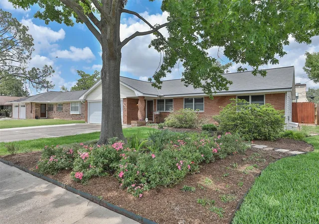 Photo 1 of Sale Pending at 2427 Willowby Dr, Houston, TX 77008 | MLS# 2833233 | Listing updated on 2026-09-19