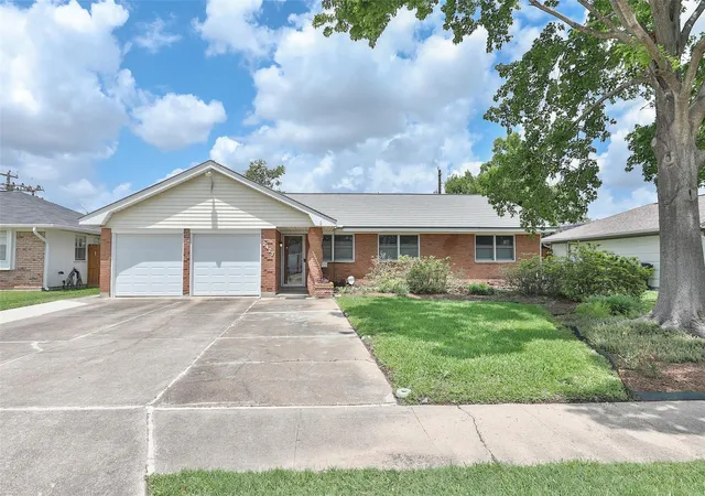Photo 2 of Sale Pending at 2427 Willowby Dr, Houston, TX 77008 | MLS# 2833233 | Listing updated on 2026-09-19