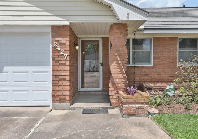 Photo 3 of Sale Pending at 2427 Willowby Dr, Houston, TX 77008 | MLS# 2833233 | Listing updated on 2026-09-19