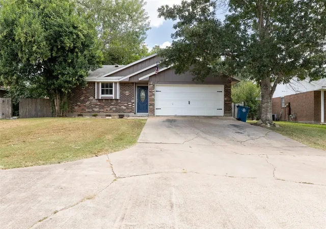 Photo 2 of Single family home for sale at 417 N Meinecke St, Bellville, TX 77418 | MLS# 98075129 | Listing updated on 2026-09-12