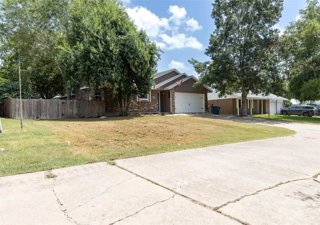 Photo 3 of Single family home for sale at 417 N Meinecke St, Bellville, TX 77418 | MLS# 98075129 | Listing updated on 2026-09-12