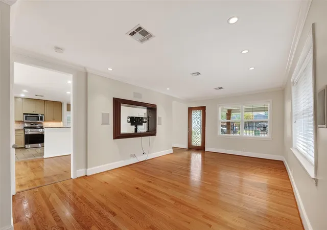Photo 4 of Single family home for sale at 2010 Wakefield Dr, Houston, TX 77018 | MLS# 97538206 | Listing updated on 2026-08-13