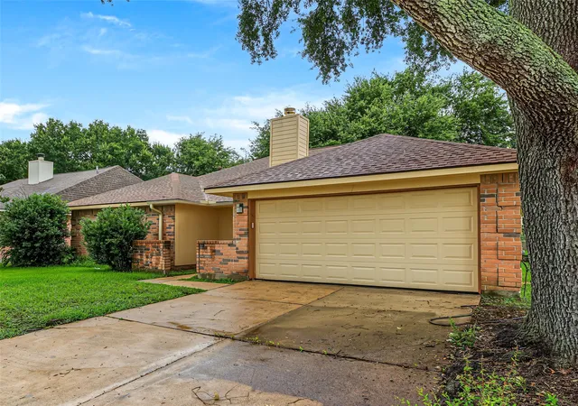 3rd image of 15818 Castorglen Dr, Webster, TX 77598 | MLS# 62717765