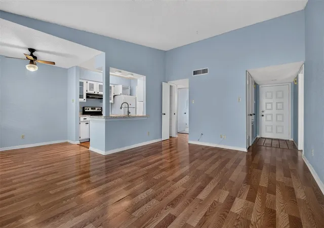 2nd image of 700 Thicket Ln #304, Houston, TX 77079 | MLS# 47025133