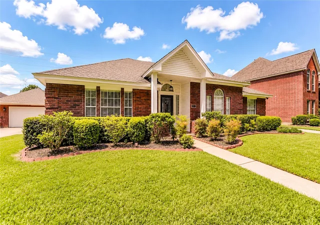 Photo 2 of Sale Pending at 3223 Richland Dr, Sugar Land, TX 77478 | MLS# 51407796 | Listing updated on 2026-09-27