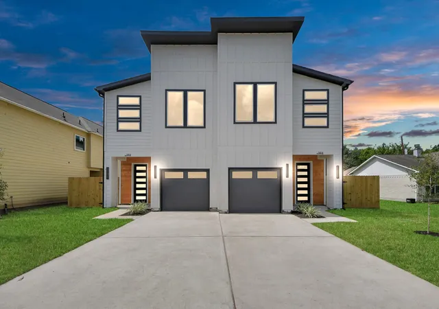Listing Photo 4 - Condo for sale in building located at 5218 Higgins St, Houston, TX 77033 - Unit #A/B