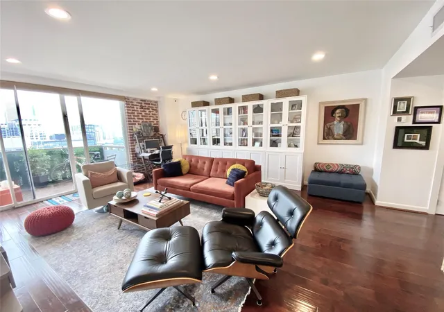 1st image of 2016 Main St #2105, Houston, TX 77002 | MLS# 31186244
