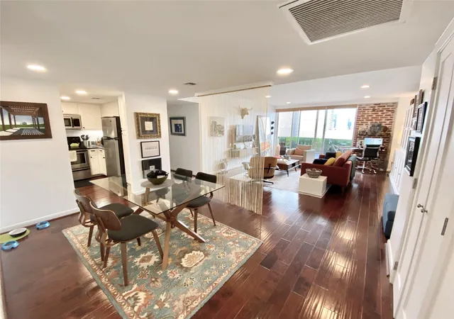 2nd image of 2016 Main St #2105, Houston, TX 77002 | MLS# 31186244