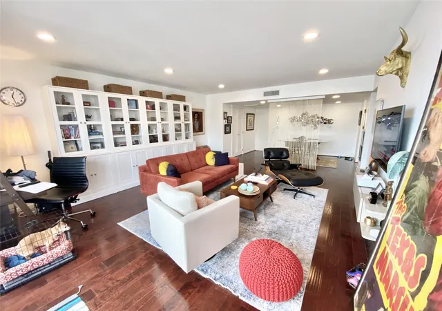 3rd image of 2016 Main St #2105, Houston, TX 77002 | MLS# 31186244