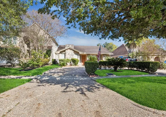 Photo 1 of Single family home for sale at 3716 Bellaire Blvd, Houston, TX 77025 | MLS# 35673527 | Listing updated on 2026-06-11