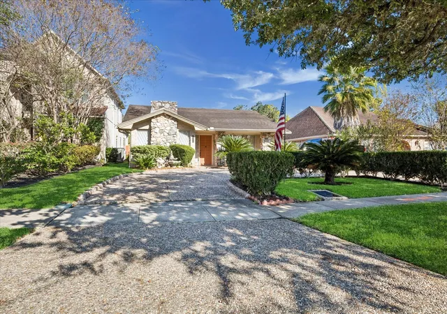 Photo 2 of Single family home for sale at 3716 Bellaire Blvd, Houston, TX 77025 | MLS# 35673527 | Listing updated on 2026-06-11