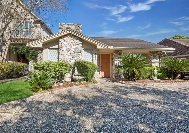 Photo 3 of Single family home for sale at 3716 Bellaire Blvd, Houston, TX 77025 | MLS# 35673527 | Listing updated on 2026-06-11