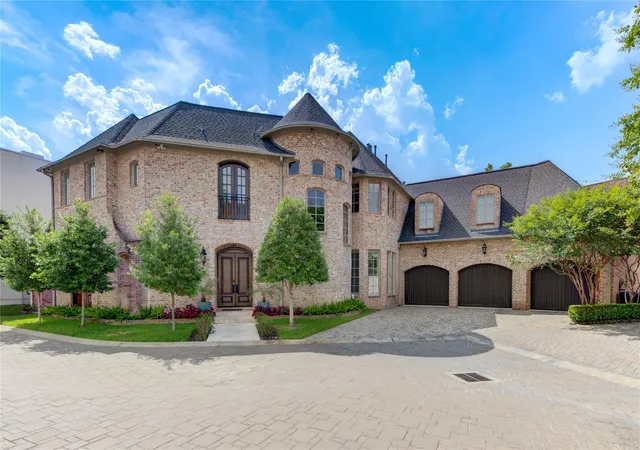 Single family home for sale at 5110 W Oak Mews, Houston, TX 77056 | MLS# 46326094