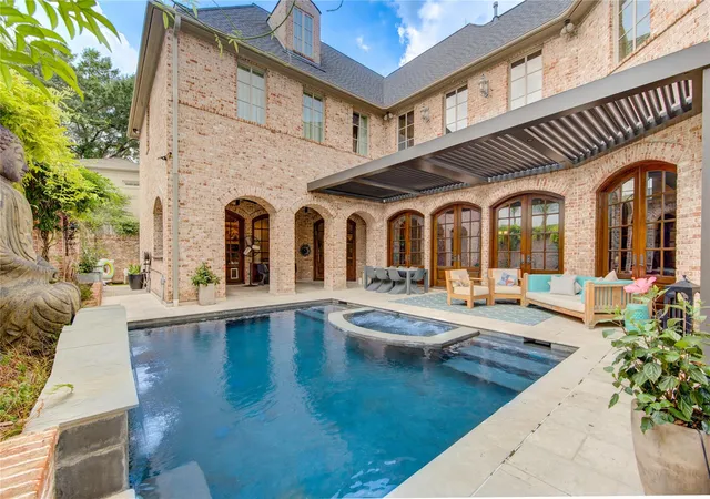 Photo 2 of Single family home for sale at 5110 W Oak Mews, Houston, TX 77056 | MLS# 46326094 | Listing updated on 2026-10-08