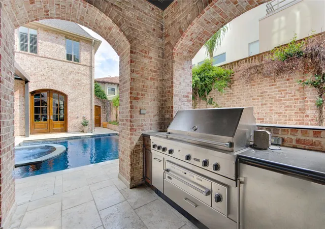 Photo 3 of Single family home for sale at 5110 W Oak Mews, Houston, TX 77056 | MLS# 46326094 | Listing updated on 2026-10-08