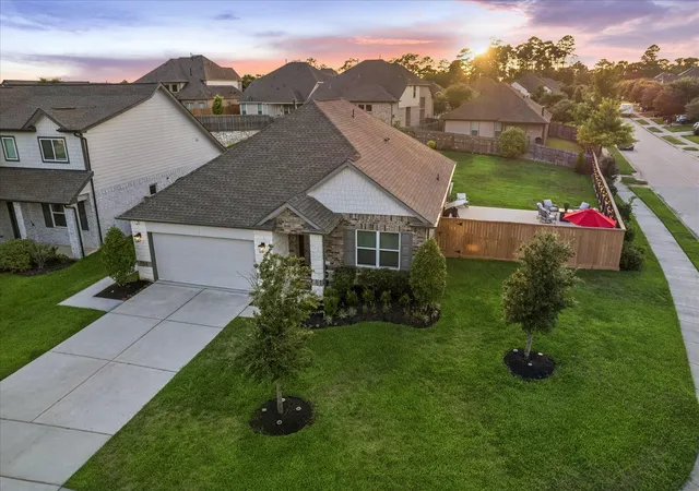 Photo 2 of Single family home for sale at 997 Golden Willow Ln, Conroe, TX 77304 | MLS# 42662318 | Listing updated on 2026-08-29