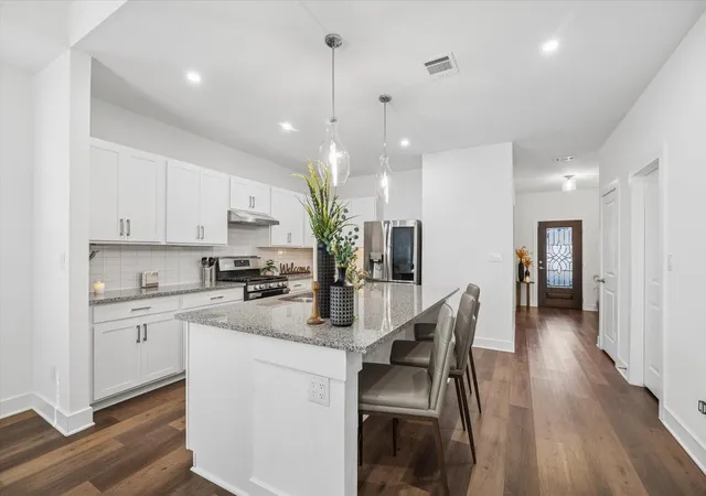 Photo 4 of Single family home for sale at 997 Golden Willow Ln, Conroe, TX 77304 | MLS# 42662318 | Listing updated on 2026-08-29