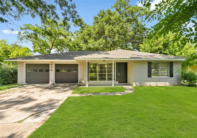 Photo 1 of Sale Pending at 424 Southern Oaks Dr, Lake Jackson, TX 77566 | MLS# 34553518 | Listing updated on 2026-10-07