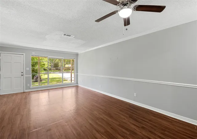 Photo 3 of Sale Pending at 424 Southern Oaks Dr, Lake Jackson, TX 77566 | MLS# 34553518 | Listing updated on 2026-10-07
