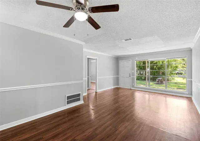 Photo 4 of Sale Pending at 424 Southern Oaks Dr, Lake Jackson, TX 77566 | MLS# 34553518 | Listing updated on 2026-10-07