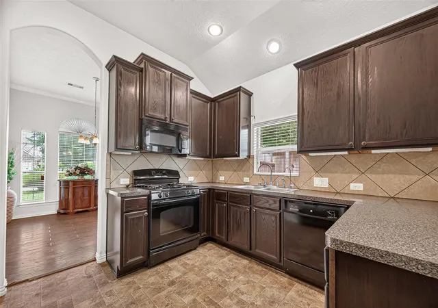 Photo 4 of Sale Pending at 10511 Whisper Blf Dr, Humble, TX 77396 | MLS# 42835721 | Listing updated on 2026-09-05
