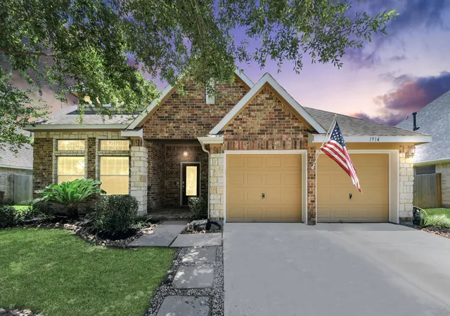 2nd image of 1914 Grandoak Dr, Pearland, TX 77581 | MLS# 86183952