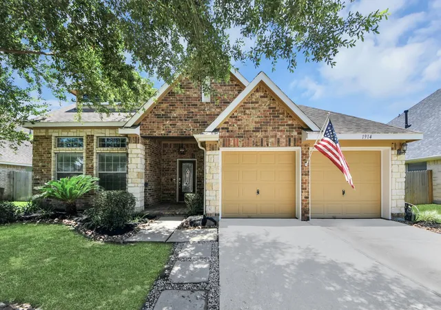 3rd image of 1914 Grandoak Dr, Pearland, TX 77581 | MLS# 86183952