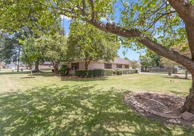 Photo 3 of Single family home for sale at 815 Hunter Ridge Ln, Nederland, TX 77627 | MLS# 74104213 | Listing updated on 2026-08-20