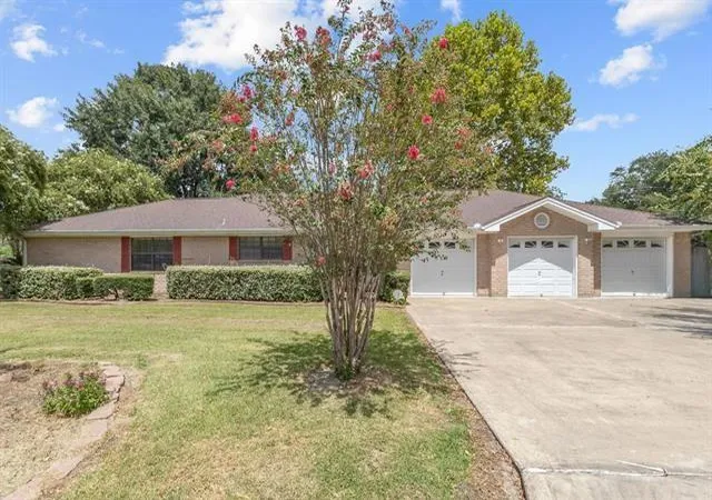 Photo 3 of Single family home for sale at 815 Hunter Ridge Ln, Nederland, TX 77627 | MLS# 74104213 | Listing updated on 2026-08-20