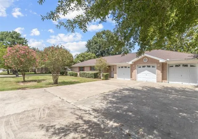 Photo 4 of Single family home for sale at 815 Hunter Ridge Ln, Nederland, TX 77627 | MLS# 74104213 | Listing updated on 2026-08-20