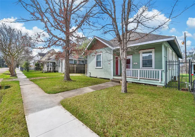 2nd image of 207 Northwood St, Houston, TX 77009 | MLS# 12995336