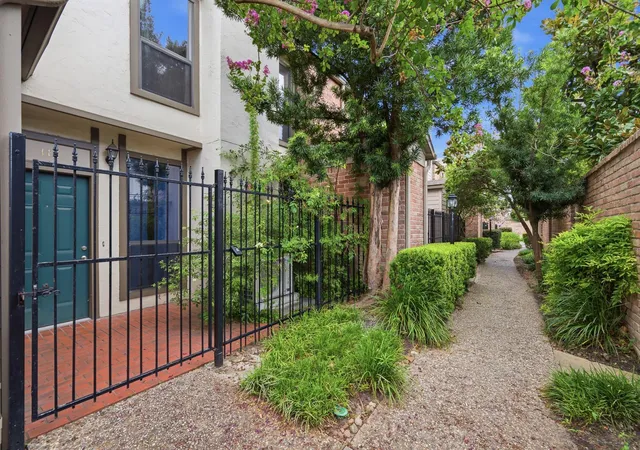 Photo 2 of Townhouse for sale at 1201 Mcduffie St #114, Houston, TX 77019 | MLS# 7391953 | Listing updated on 2026-09-01