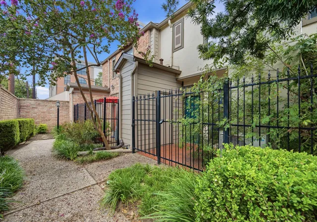 Photo 3 of Townhouse for sale at 1201 Mcduffie St #114, Houston, TX 77019 | MLS# 7391953 | Listing updated on 2026-09-01