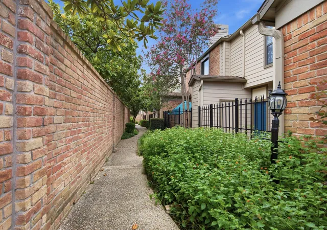 Photo 3 of Townhouse for sale at 1201 Mcduffie St #114, Houston, TX 77019 | MLS# 7391953 | Listing updated on 2026-09-01