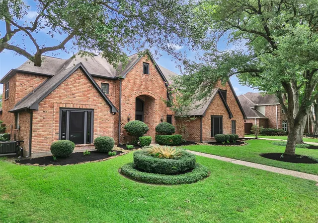 Photo 2 of Mansion for sale at 15906 Redwood Pl Dr, Houston, TX 77079 | MLS# 25434944 | Listing updated on 2026-08-08