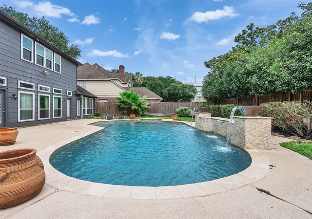 Photo 4 of Single family home for sale at 15906 Redwood Pl Dr, Houston, TX 77079 | MLS# 25434944 | Listing updated on 2026-08-08