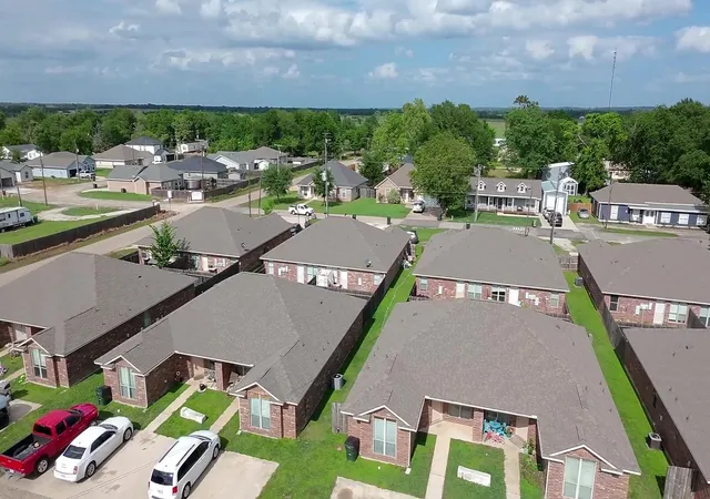 image of 722 N Sharp St, Franklin, TX 77856 | MLS# 96682164